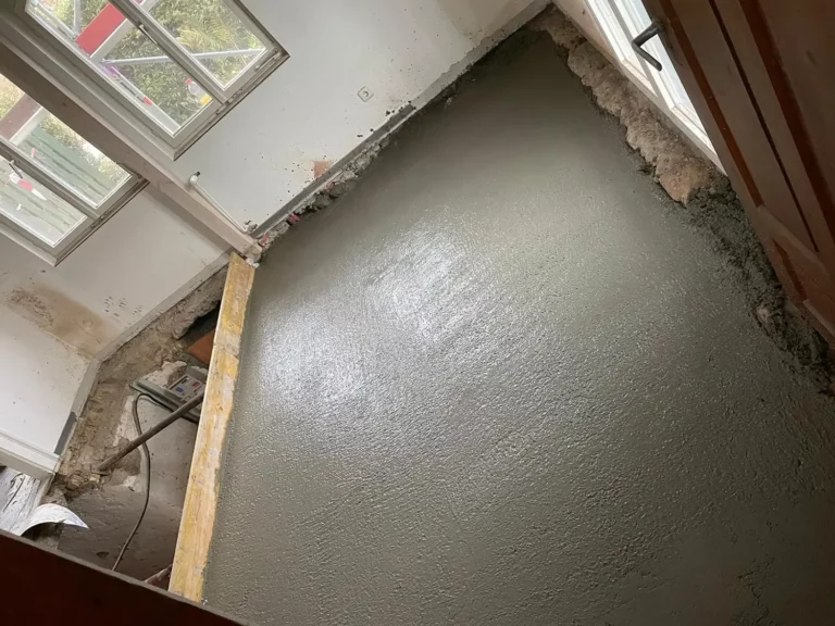 Im Rahmen der Renovierungsarbeiten wurde frischer Beton für einen neuen Boden gegossen.