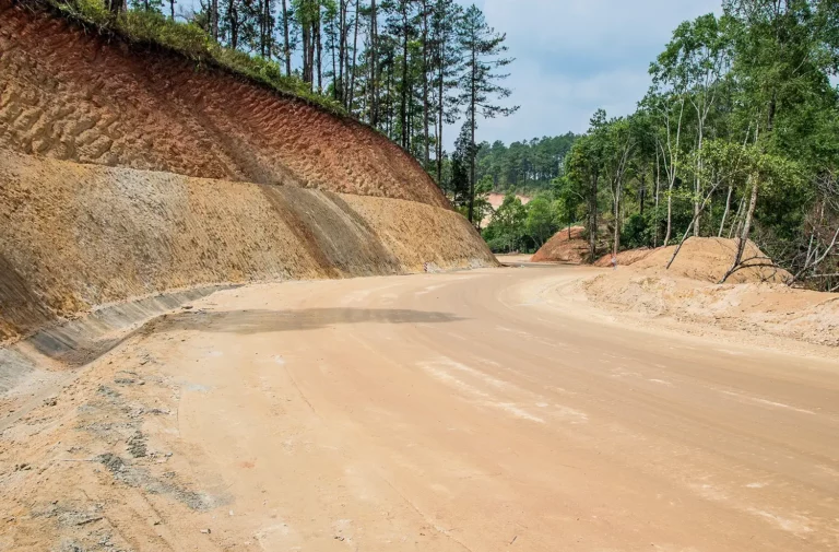 Gewundene Feldweg, forstwirtschaftlicher Wegebau, durch den Wald, ungeschützte Ufer.